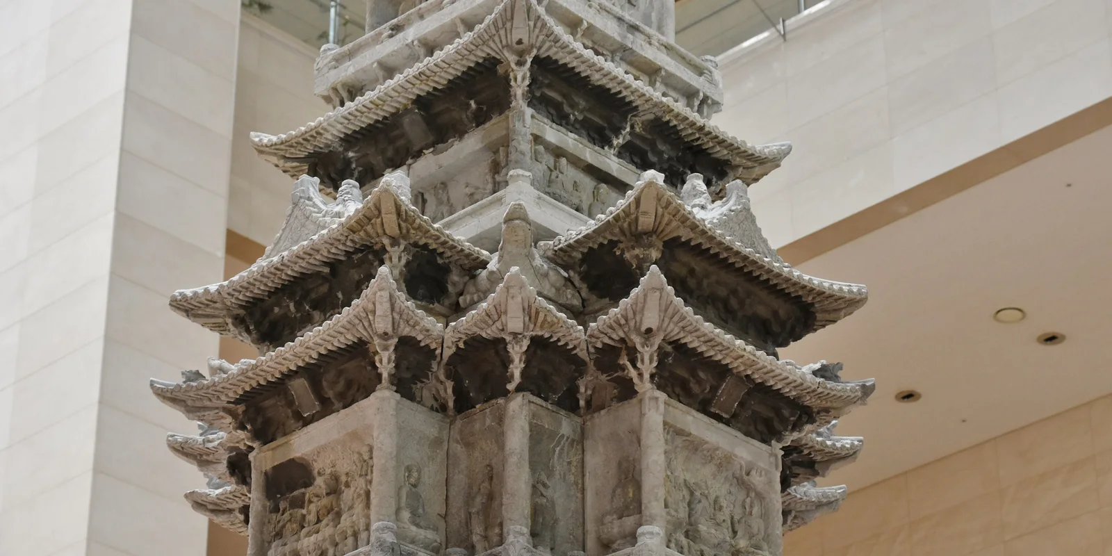 ソウルの国立中央博物館、館内の「史の道」に立つ敬天寺十層石塔。屋根が幾重にも重なる大理石の彫刻