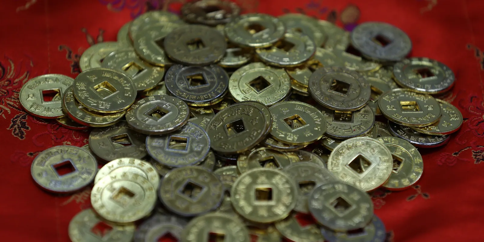 Yeopjeon coins shaped like old Sangpyeong Tongbo currency, used at the Tongin Market lunchbox cafe